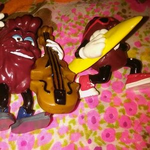 Pair o' California Raisins